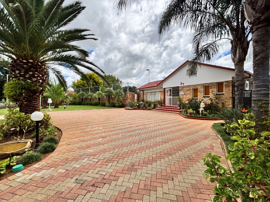 5 Bedroom Property for Sale in Flamwood North West